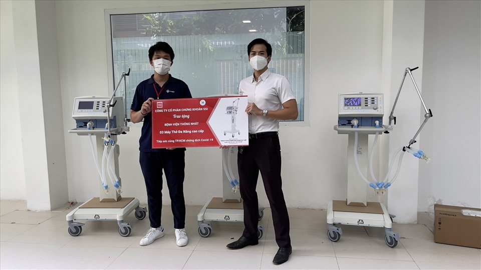 Trao 3 máy thở cao cấp cho Bệnh viện Thống nhất (TP.HCM)