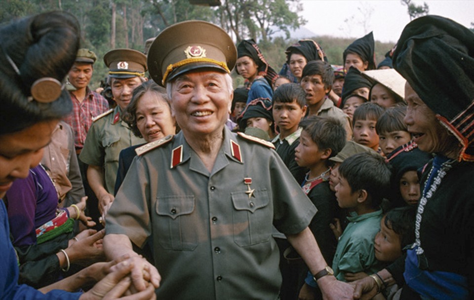 Đại tướng Võ Nguyên Giáp lặp lại người dân Mường Phăng sau 40 năm giải phóng Điện Biên. Ảnh tư liệu
