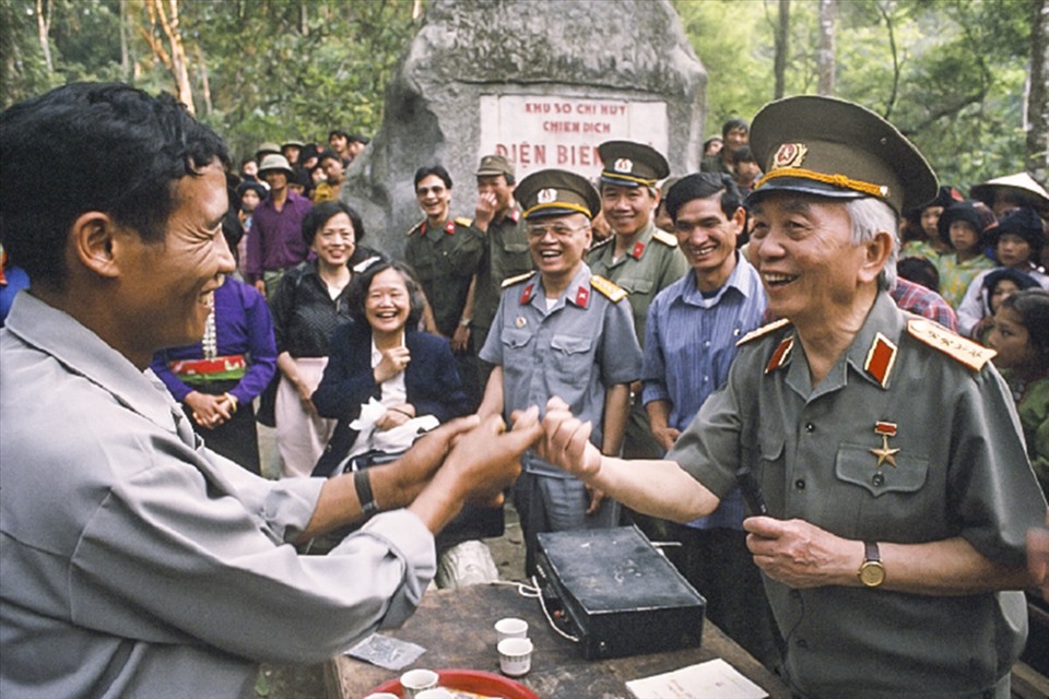 Đại tướng Võ Nguyên Giáp về thăm khu Sở chỉ huy chiến dịch Điện Biên Phủ tại Mường Phăng lần đầu tiên sau 40 năm. Ảnh Catherine Karnow.