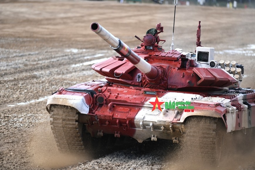 Xe tăng Việt Nam trên đường đua trong trận thi đấu đầu tiên của đội tuyển xe tăng Việt Nam tại Army Games 2021. Ảnh: QĐND