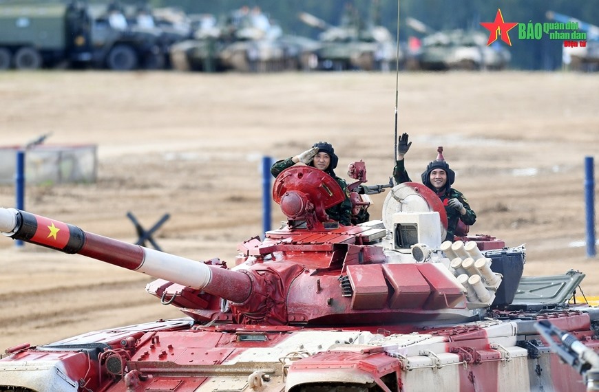 Kíp xe số 1 của đội xe tăng Việt Nam tại Army Games 2021. Ảnh: QĐND