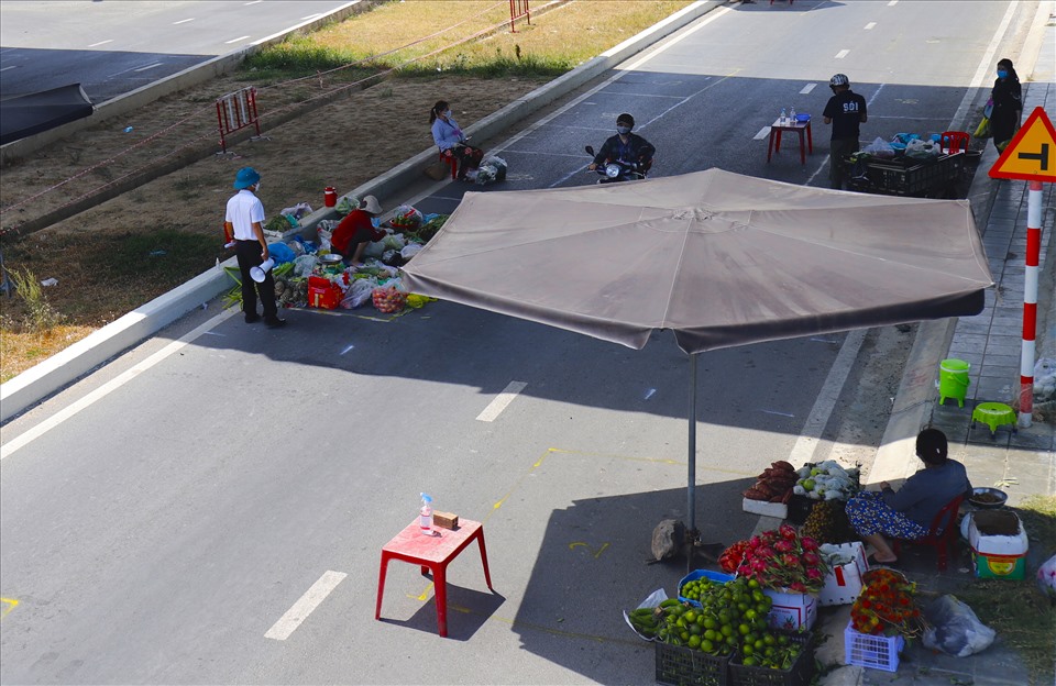 Bên cạnh việc cung ứng hàng hóa theo hình thức đặt hàng online, TP.Nha Trang (Khánh Hòa) đã chỉ đạo triển khai mô hình “đưa chợ ra phố” ở tất cả 27 xã, phường; tiếp tục triển khai mô hình bán hàng bằng xe  lưu động bắt đầu từ ngày 23.8 cho đến khi hết thời gian giãn cách xã hội.