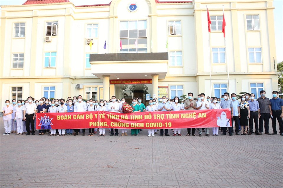 Lễ xuất quân đưa 152 nhân viên y tế Hà Tĩnh ra Nghệ An hỗ trợ chống dịch. Ảnh: TT.