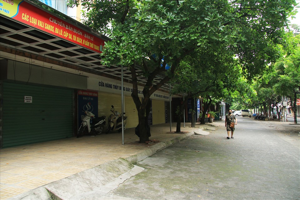 Ghi nhận của PV sáng 24.8, toàn bộ các quầy hàng tại chợ Đồng Xuân đều đóng cửa im lìm. Người dân trên địa bàn chuyển sang mua lương thực, thực phẩm tại các cửa hàng, siêu thị trên địa bàn.