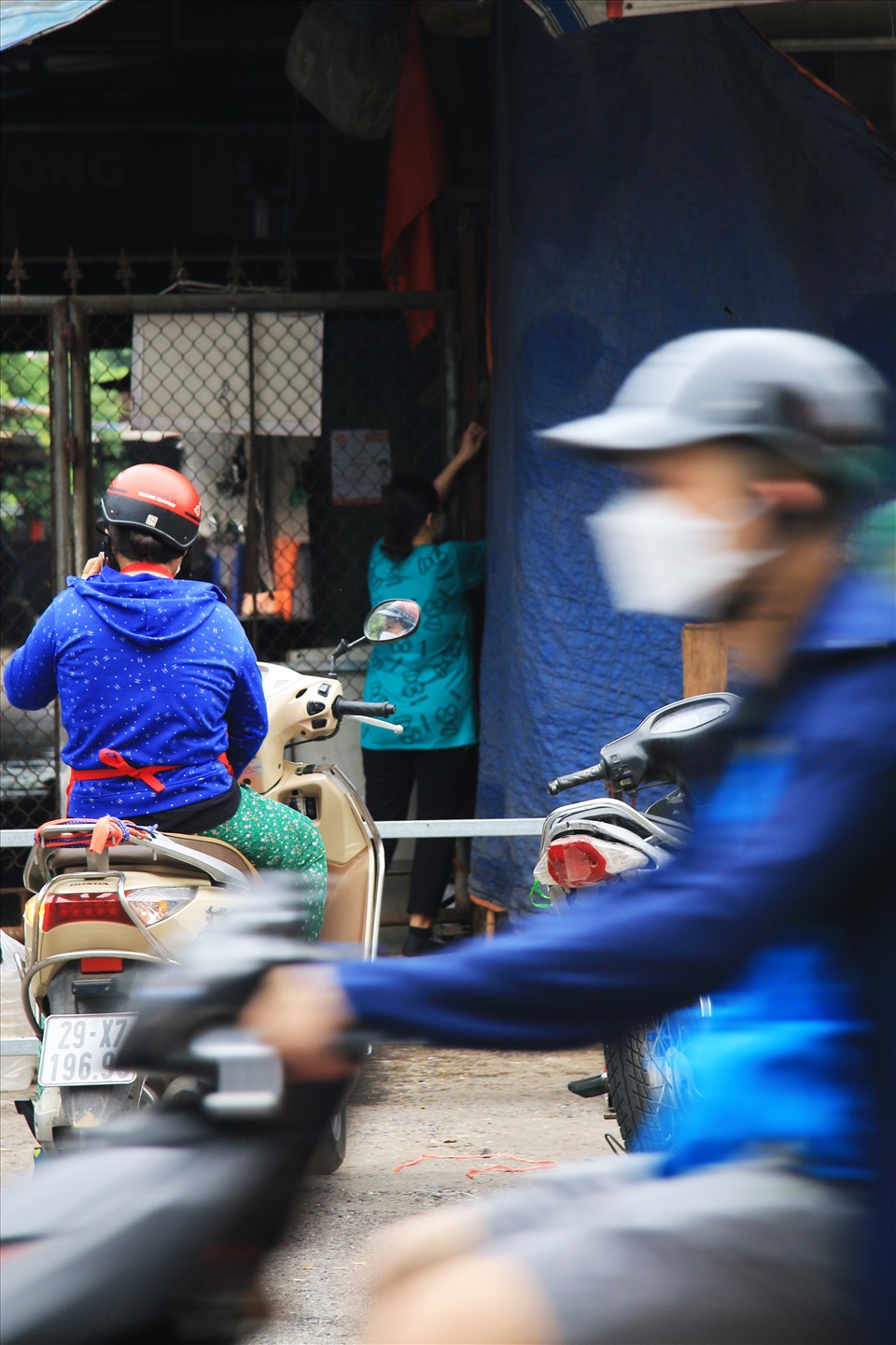 Một tiểu thương quây đóng quầy hàng sau khi đọc được thông báo của Ban quản lý chợ. Bà K.C - chủ quầy hàng rau tại chợ Hà Đông cho biết, thực hiện theo yêu cầu của chính quyền địa phương, bà đã đóng quầy hàng và đi test nhanh COVID-19 vào sáng nay (24.8). Sau khi test xong, trong thời gian đợi kết quả, bà sẽ hạn chế tiếp xúc với mọi người.