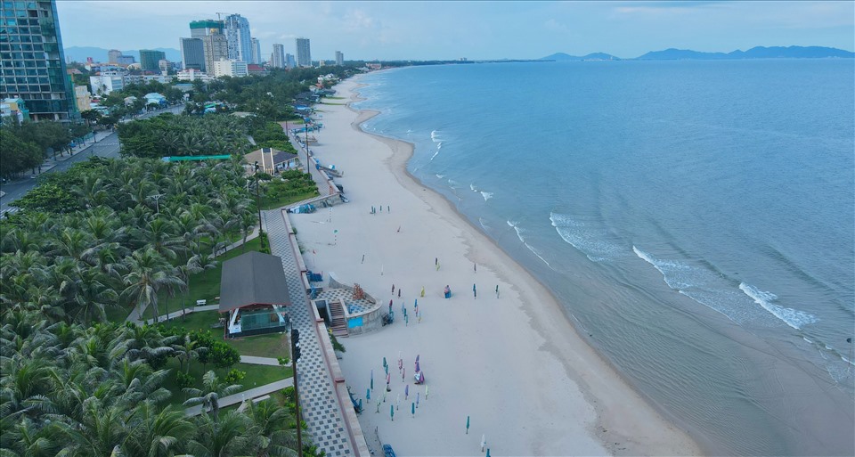 Bãi Trước hay Bãi Tầm Dương là một trong hai bãi tắm lớn nằm ở phía Tây Nam Vũng Tàu. Không gian biển Bãi Trước khá rộng, nước biển xanh trong, mát lạnh. Cạnh bãi biển là khu công viên Bãi Trước có hàng dừa xanh cao vút