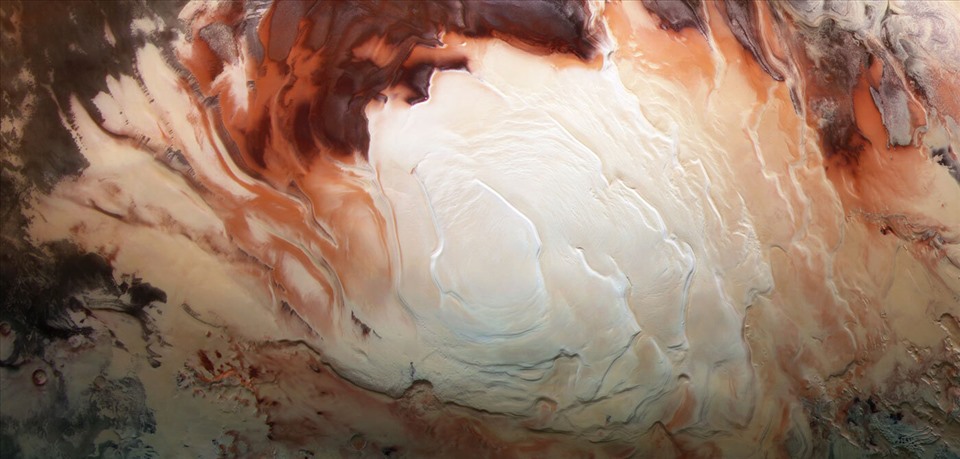 Vùng cực nam sao Hỏa từng được kỳ vọng là có hồ nước ẩn bên dưới nhưng nghiên cứu gần đây cho rằng ở đây chỉ là đất sét đóng băng. Ảnh: NASA