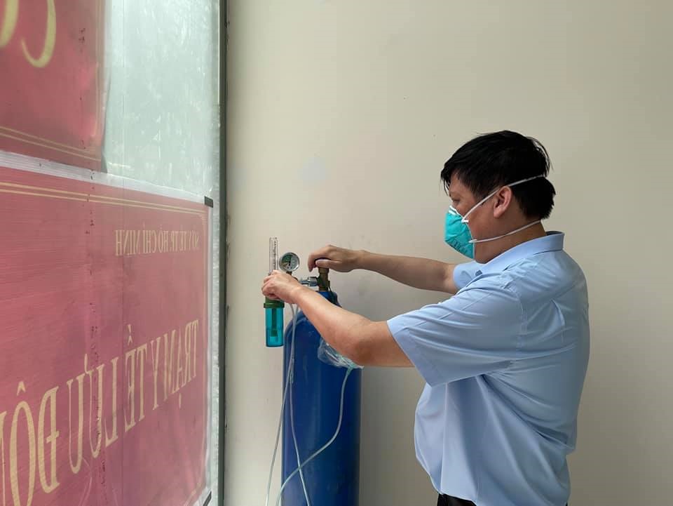 Bộ trưởng Nguyễn Thanh Long kiểm tra một bình oxy y tế.