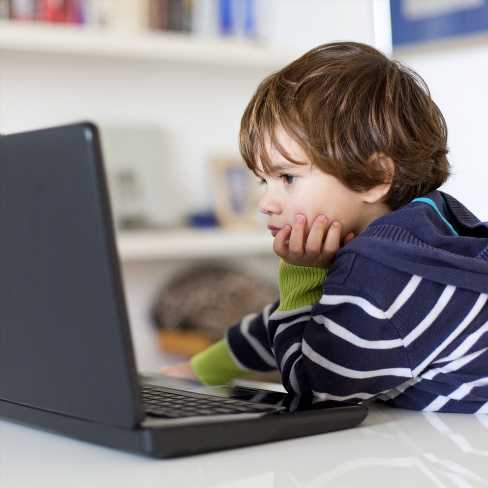 Hãy giúp trẻ tập trung hơn trong việc học online. Ảnh: Xinhua
