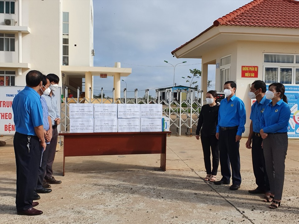 Công đoàn Đắk Lắk thăm hỏi, trao quà cho bệnh viện dã chiến trung tâm y tế huyện Krông Búk. Ảnh: Bảo Trung