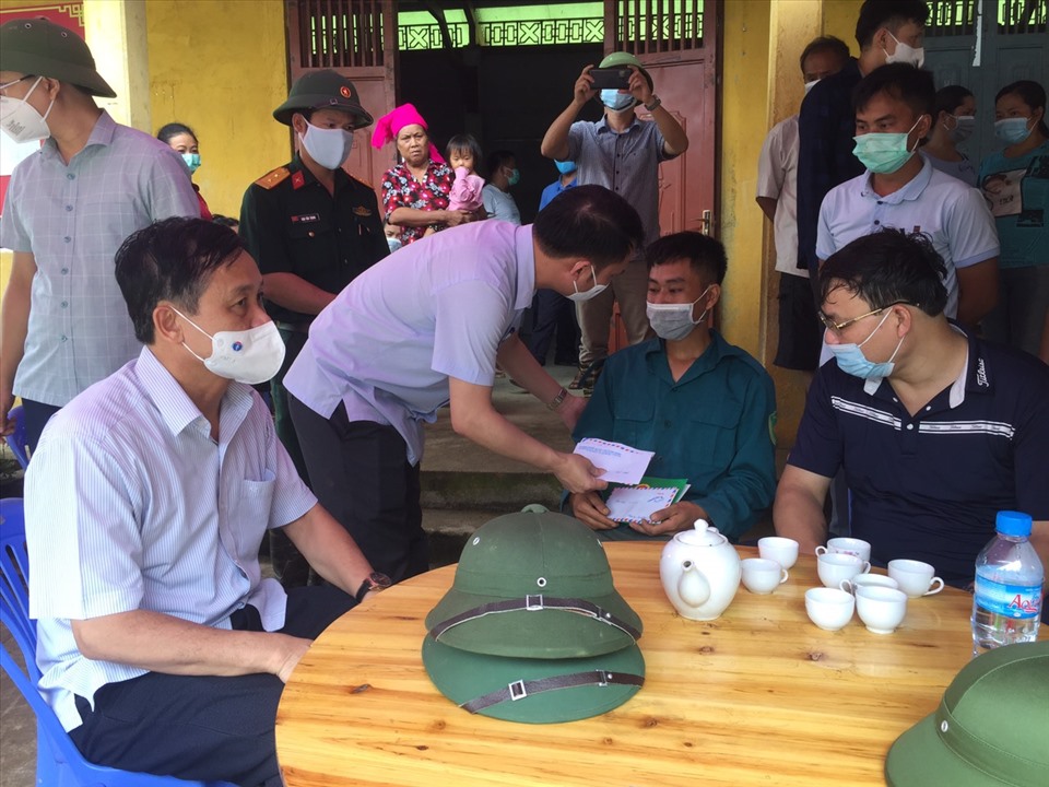 UBND tỉnh Tuyên Quang và chính quyền địa phương đã kịp thời đến hỗ trợ, thăm hỏi và chia sẻ với mất mát của gia đình anh Phùng Văn Giới.