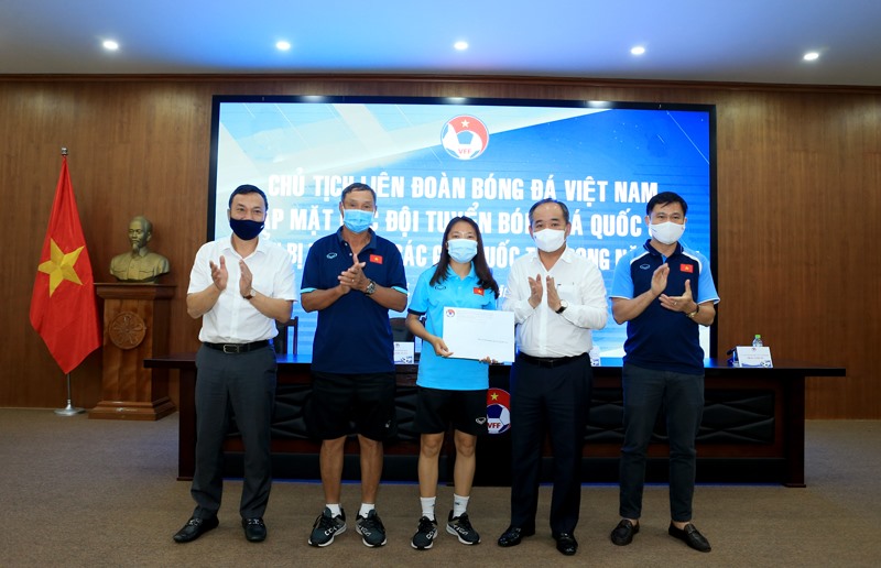 Chủ tịch VFF Lê Khánh Hải tặng quà động viên đội tuyển nữ Việt Nam. Ảnh: VFF