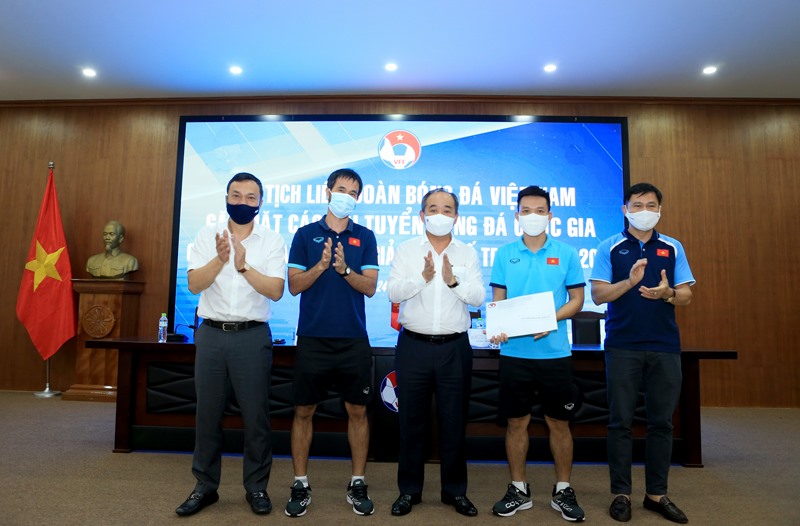 Chủ tịch VFF Lê Khánh Hải tặng quà động viên đội tuyển Futsal Việt Nam. Ảnh: VFF