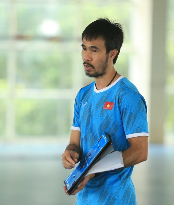 Huấn luyện viên Phạm Minh Giang đã có sự chuẩn bị kỹ lưỡng cho các cầu thủ. Ảnh: VFF