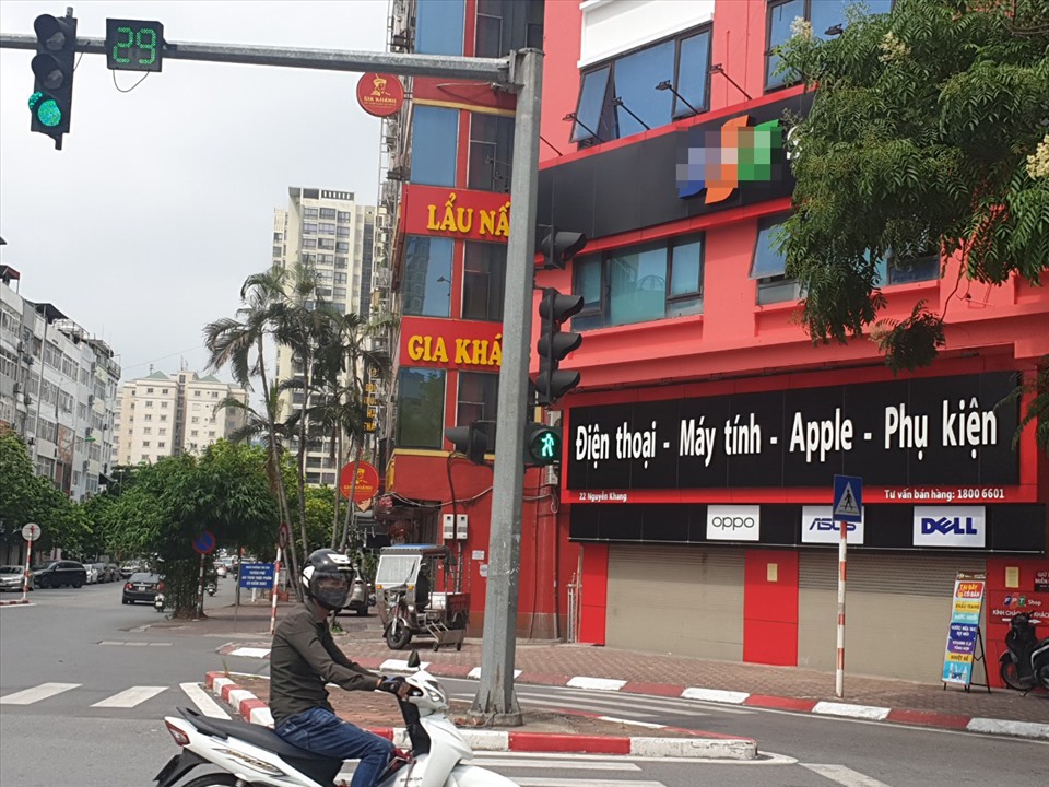 Cửa hàng mua bán, sửa chữa điện thoại tại Vũ Phạm Hàm và Thái Hà đóng cửa, dừng hoạt động (ghi nhận ngày 24.8). Ảnh: H.Nguyễn