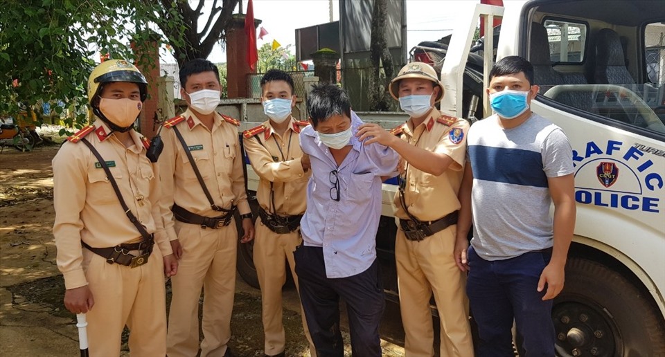 Cảnh sát giao thông Công an huyện Đắk R'lấp bắt giữ đối tượng sau 1 giờ thực hiện vụ trộm cắp xe máy. Ảnh:CACC