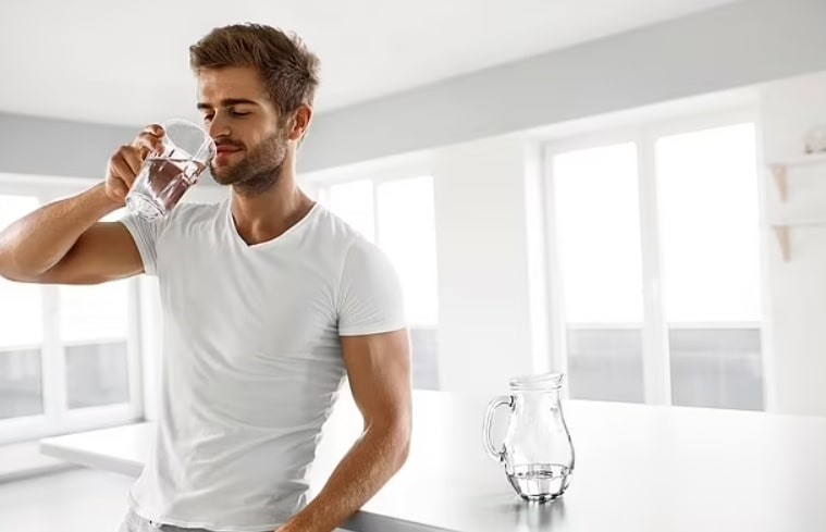 Uống đủ 8 cốc nước ngăn ngừa bệnh suy tim. Ảnh: DailyMail