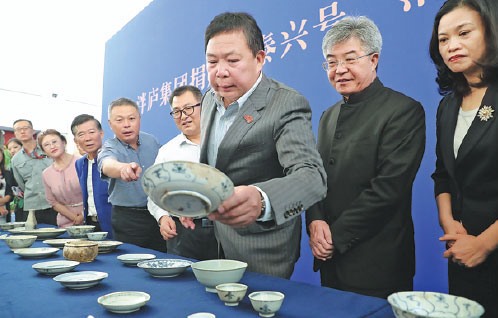 Năm 2019, Bảo tàng Quốc gia Trung Quốc tiếp nhận 195 đồ sứ cổ được thu hồi từ xác tàu Tek Sing. Ảnh: Xinhua/China Daily