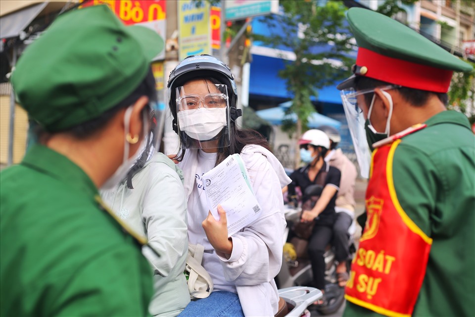 Một trường hợp chở con đi bệnh viện tại chốt trên đường Phạm Hùng.