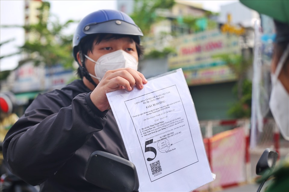 Ghi nhận sáng 25.8 của Lao Động, đa số người dân không có giấy đi đường mẫu mới mà chỉ có giấy mẫu cũ theo công văn 2800, tuy nhiên do ngày đầu áp dụng nên được lực lượng tại chốt tạo điều kiện cho qua.