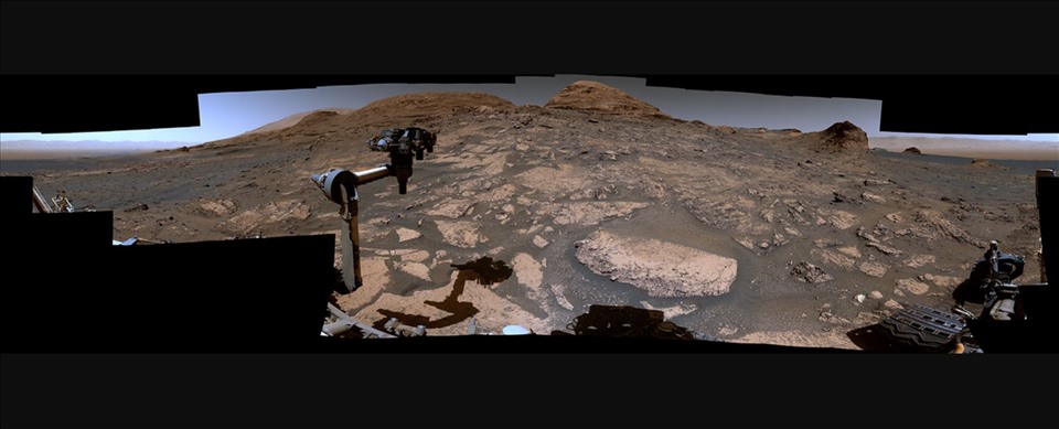 Tàu thám hiểm Curiosity chụp ảnh toàn cảnh xung quanh nhân kỷ niệm 9 năm trên sao Hỏa. Ảnh: NASA