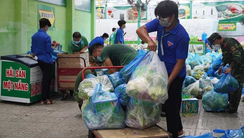 Tính đến 6h ngày 25.8, các lực lượng chức năng đã vận chuyển 8.058 gói lương thực, thực phẩm, nước uống, khẩu trang… và giao đến từng gia đình trên địa bàn thị trấn Long Hải, để người dân an tâm “ai ở đâu ở đó”.
