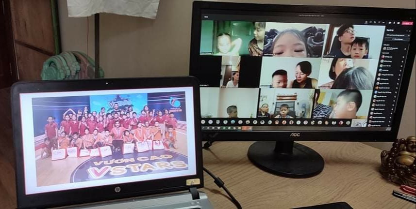 Giáo viên sử dụng 2 màn hình máy tính trong việc dạy online đối với trẻ lớp 1. Ảnh: NVCC