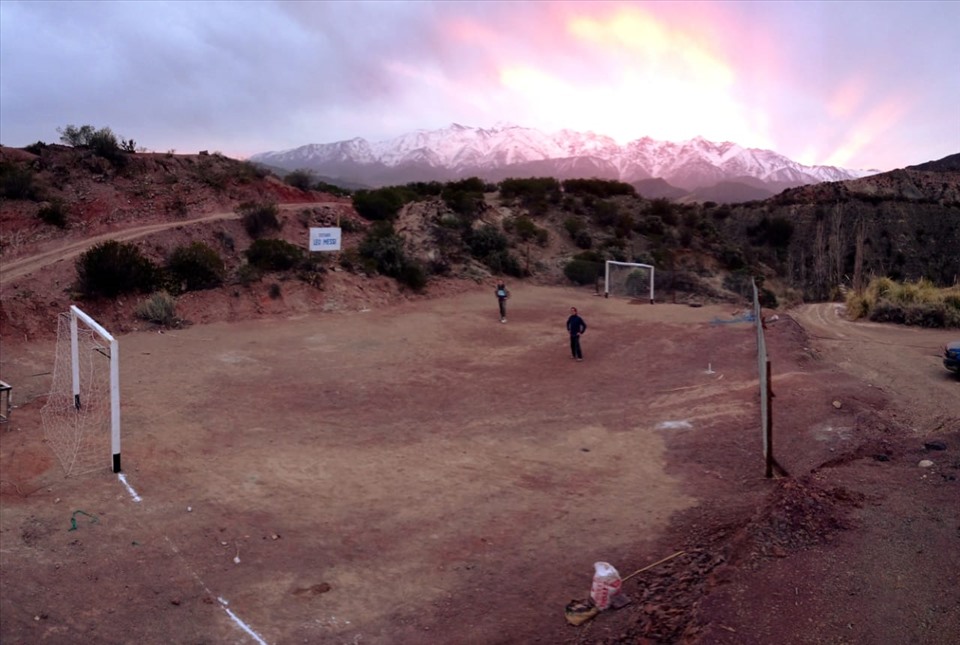 Sân Estadio Leo Messi được làm trên núi và nhìn ra dãy Andes. Ảnh: Twitter