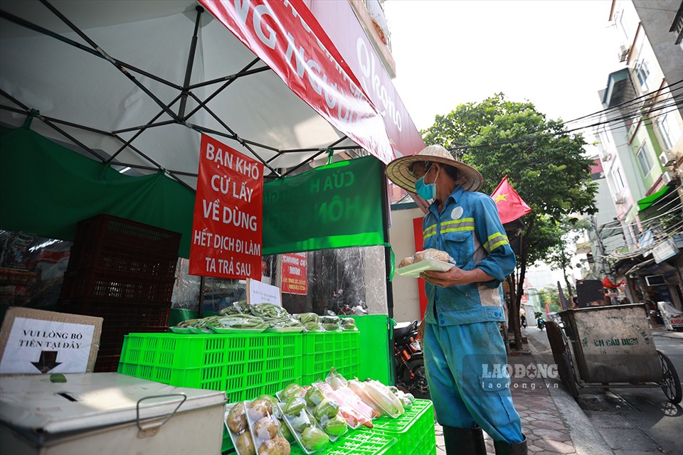 Anh Tạ Phi Hùng mua hộp khoai tây tại gian hàng không người bán ở làng Trung Văn (Từ Liêm, Hà Nội).