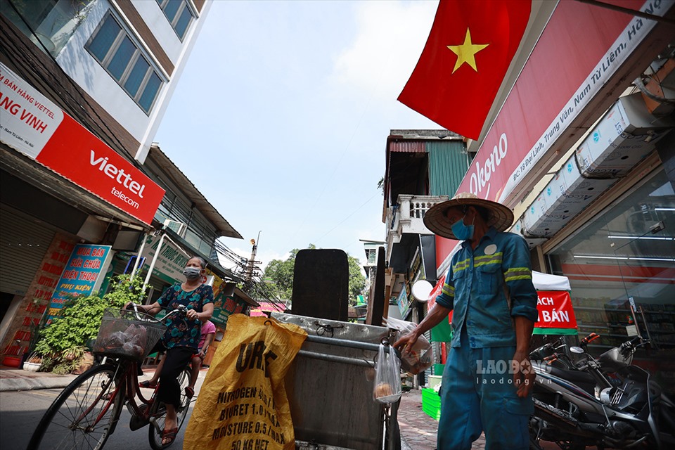 “Hà Nội đang thực hiện giãn cách xã hội theo chỉ thị 16 của Chính phủ để phòng chống dịch COVID-19.
