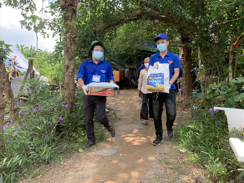 Đoàn viên thanh niên phường Ngọc Thụy (Long Biên, Hà Nội) hỗ trợ người dân vận chuyển quà hỗ trợ về tận nhà.
