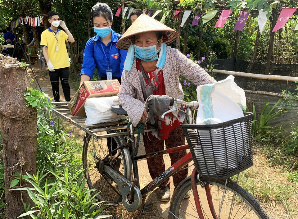 Đoàn viên thanh niên phường Ngọc Thụy (Long Biên, Hà Nội) hỗ trợ người dân vận chuyển quà hỗ trợ về tận nhà.