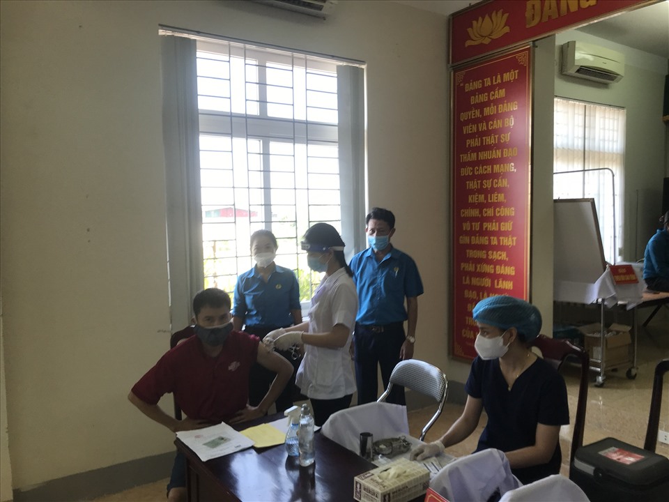Công nhân của công ty TNHH Thiên Phú được tiêm vaccine phòng COVID-19. Ảnh: HĐ