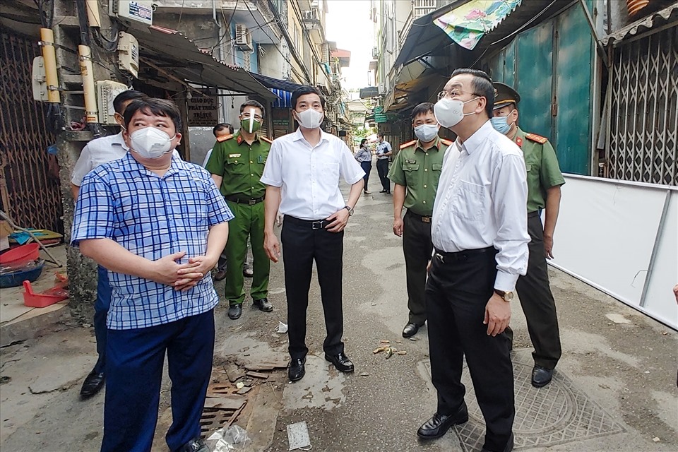 Chủ tịch UBND thành phố Hà Nội Chu Ngọc Anh kiểm tra công tác phòng, chống dịch ở địa bàn phường Thanh Xuân Trung.