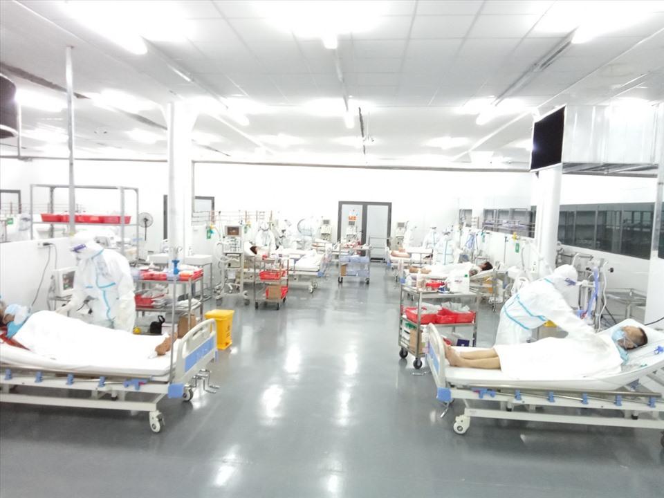 Trung tâm hồi sức tích cực người bệnh Covid-19 (2 Trường Chinh, phường Tây Thạnh, quận Tân Phú, TP HCM) do Bệnh viện Trung ương Huế quản lý, vận hành với sự tham gia của hơn 300 y, bác sĩ.