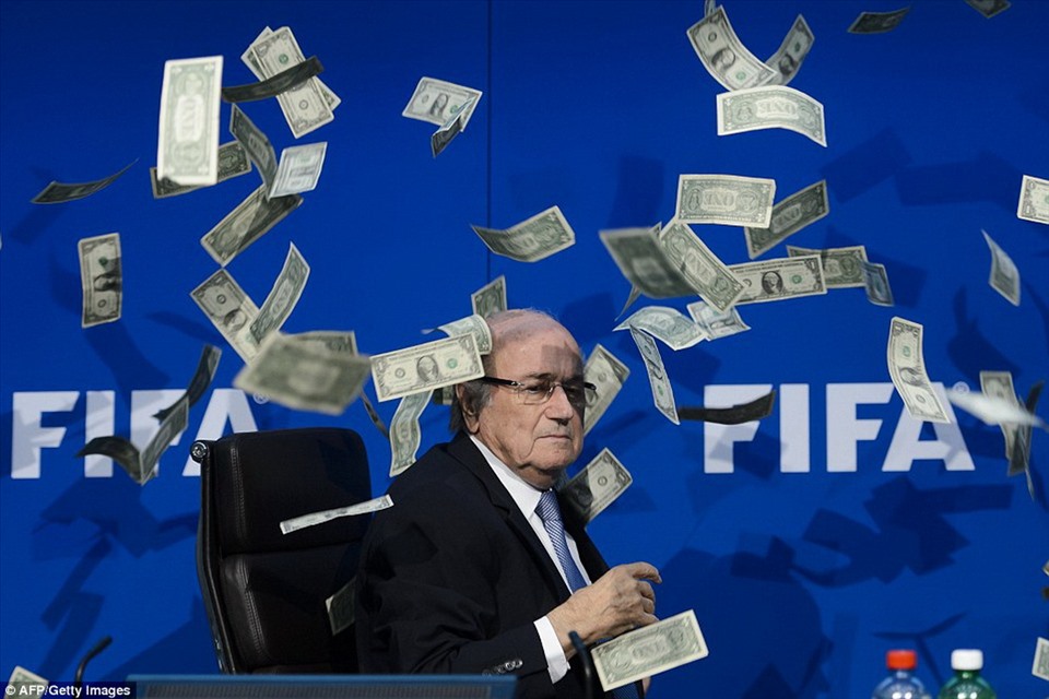 Hình ảnh không bao giờ quên của FIFA vào năm 2015 khi cựu Chủ tịch Sepp Blatter bị ném tiền vào mặt trong buổi họp báo. Ảnh: AFP.