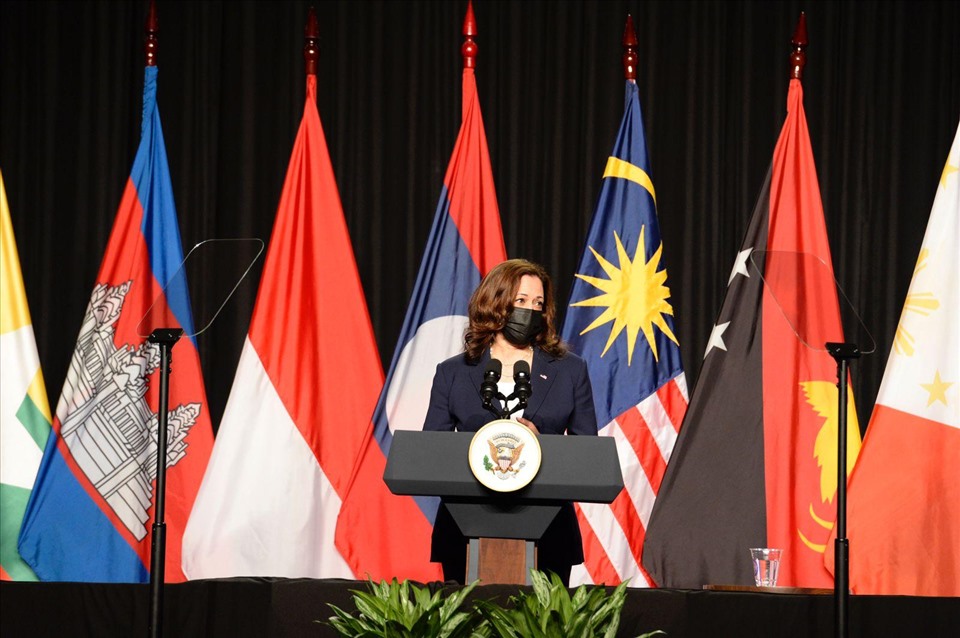 Phó Tổng thống Mỹ Kamala Harris phát biểu. Ảnh: ĐSQ Mỹ tại Việt Nam