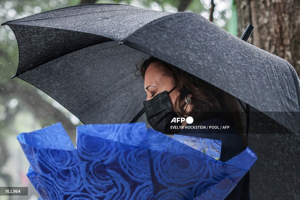 Khoảnh khắc khi bà Kamala Harris đến tưởng niệm cố Thượng nghị sĩ Mỹ đúng dịp 3 năm ngày mất của ông. Ảnh: AFP