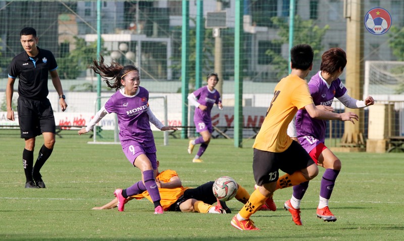 Tuyển nữ Việt Nam thất bại trước U15 futsal nam Thái Sơn Bắc với tỉ số 1-2. Ảnh: VFF