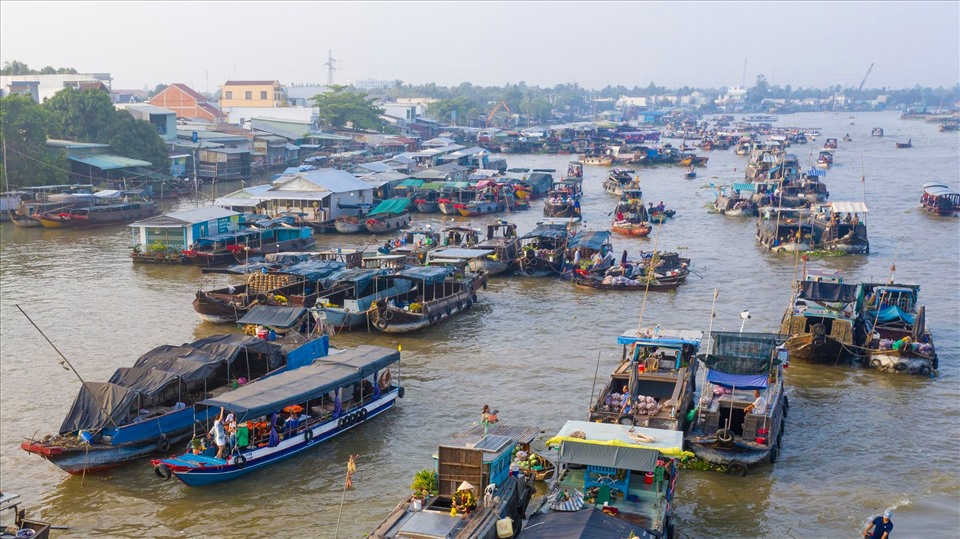 Chợ nổi Cái Răng là chợ nổi chuyên trao đổi, mua bán nông sản, các loại trái cây, hàng hóa, thực phẩm, ăn uống ở trên sông và là điểm tham quan đặc sắc của quận Cái Răng (TP Cần Thơ). Ảnh: Trần Minh Lương.