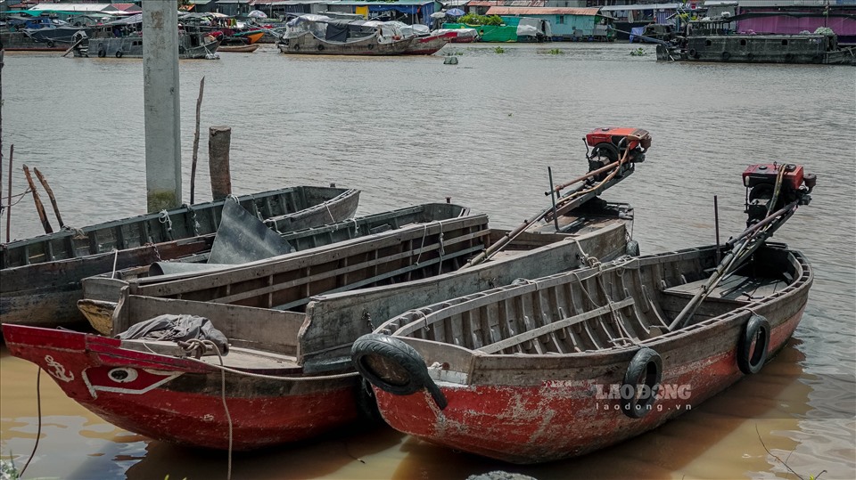 Những chiếc ghe vận chuyển hàng hóa cũng theo đó nằm im “bất động”.