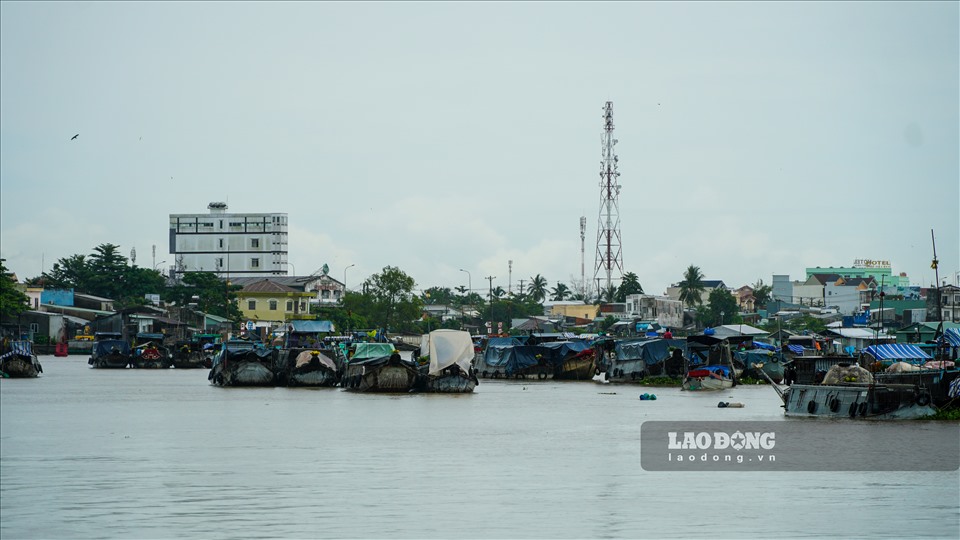 Bà Trần Thị T. (quận Cái Răng) chia sẻ: “Chưa khi nào tôi nghĩ ra viễn cảnh một ngày chợ nổi tấp nập khách du lịch, nhộn nhịp buôn bán hàng ngày trở nên đìu hiu, vắng bóng khách tham quan như thế. Giờ nhớ nghề mà không biết khi nào chợ nổi mới có thể trở lại như xưa”.