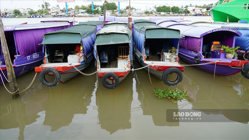 Thuyền, ghe đưa khách du lịch neo mình thành hàng dài chờ đợi ngày bình thường trở lại.