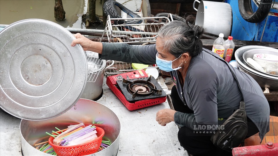 Bà Trịnh Thị Bé (quận Cái Răng) cho biết, cuộc sống của cụ lâu nay gắn liền với chợ nổi Cái Răng. Giờ không buôn bán được nên mất thu nhập hoàn toàn. “Đời sống khó khăn quá, chuyển lên bờ bán thời điểm này cũng không được. Bán ở dưới cũng không xong nên ráng tìm cách để gắng gượng qua dịch”, bà Bé nói.