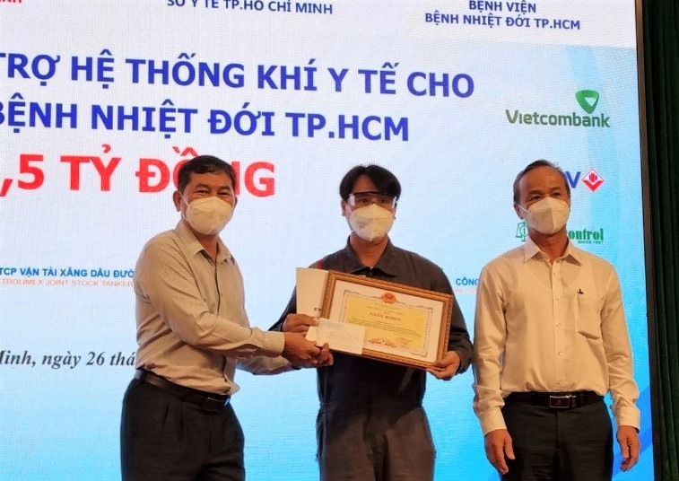 Đại diện Tổng Công ty phát điện 3 trao khen thưởng cho đại diện đội ngũ CNLĐ thi công công trình. Ảnh: Nam Dương