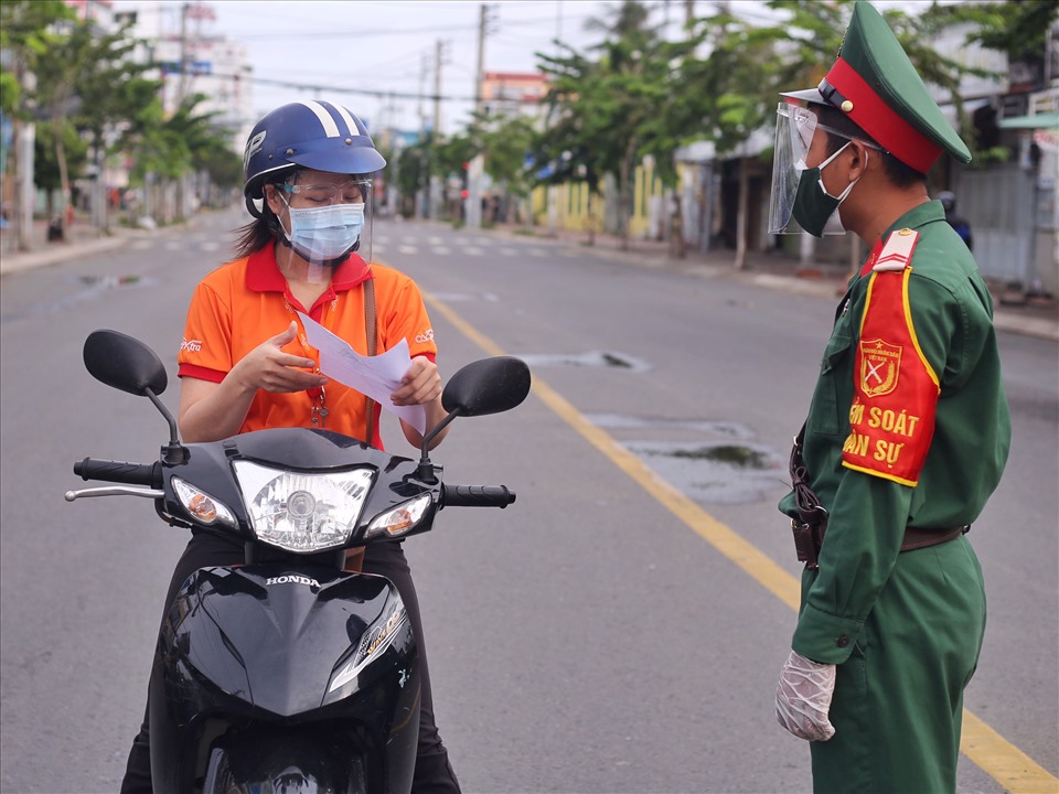 Theo ghi nhận của Lao Động sáng 26.8, đa số người dân vẫn chưa có giấy đi đường mẫu mới, mà chỉ có giấy mẫu cũ theo công văn 2800.