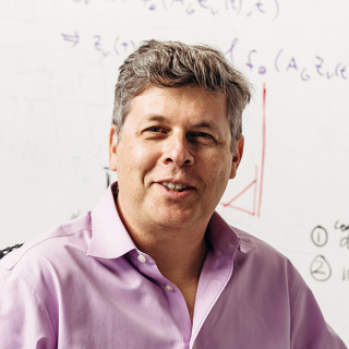 Tiến sĩ Oren Etzioni- Giám đốc điều hành Allen Institute for AI, Viện nghiên cứu AI nổi tiếng của tỷ phú Paul Allen, đồng sáng lập  Microsoft.