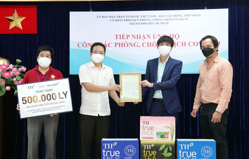 Đại diện Tập đoàn TH trao tặng người dân và lực lượng chống dịch Thành phố Hồ Chí Minh 500.000 sản phẩm sữa tươi sạch và đồ uống tốt cho sức khỏe.