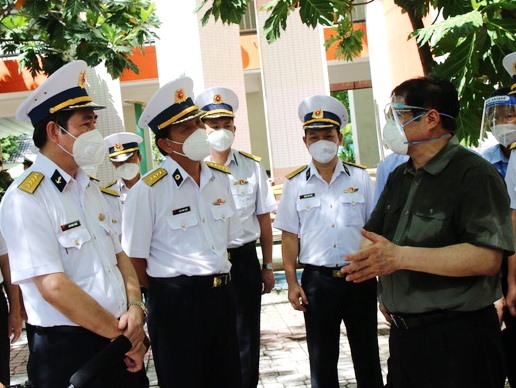 Thủ tướng Phạm Minh Chính làm việc với lãnh đạo cảng Cát Lái.  Ảnh: Giang Nam