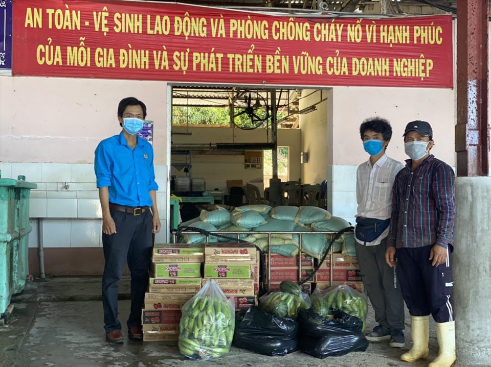 Lãnh đạo LĐLĐ Vạn Ninh chuyển trái cây và nhu yếu phẩm tiếp sức cho công nhân đang làm việc “3 tại chỗ” của Công ty TNHH Ngọc trai Sài Gòn tại đảo Đầm Môn. Ảnh: Thanh Loan